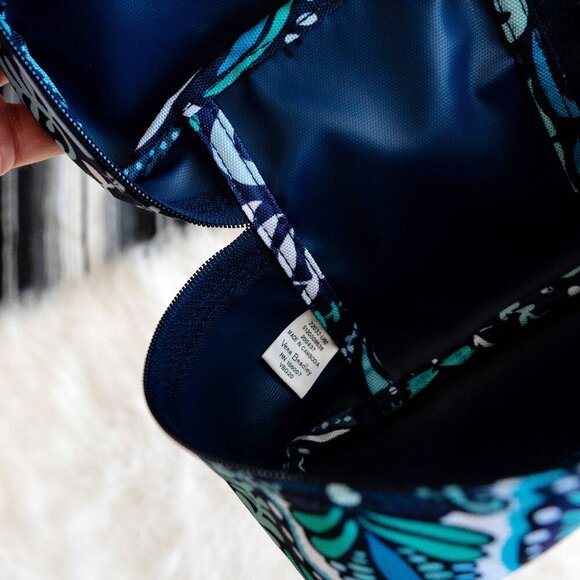 VERA BRADLEY "BLUE ISLAND MEDALLION" UPRIGHT NYLON ZIP AROUND CASE - Picture 10 of 10